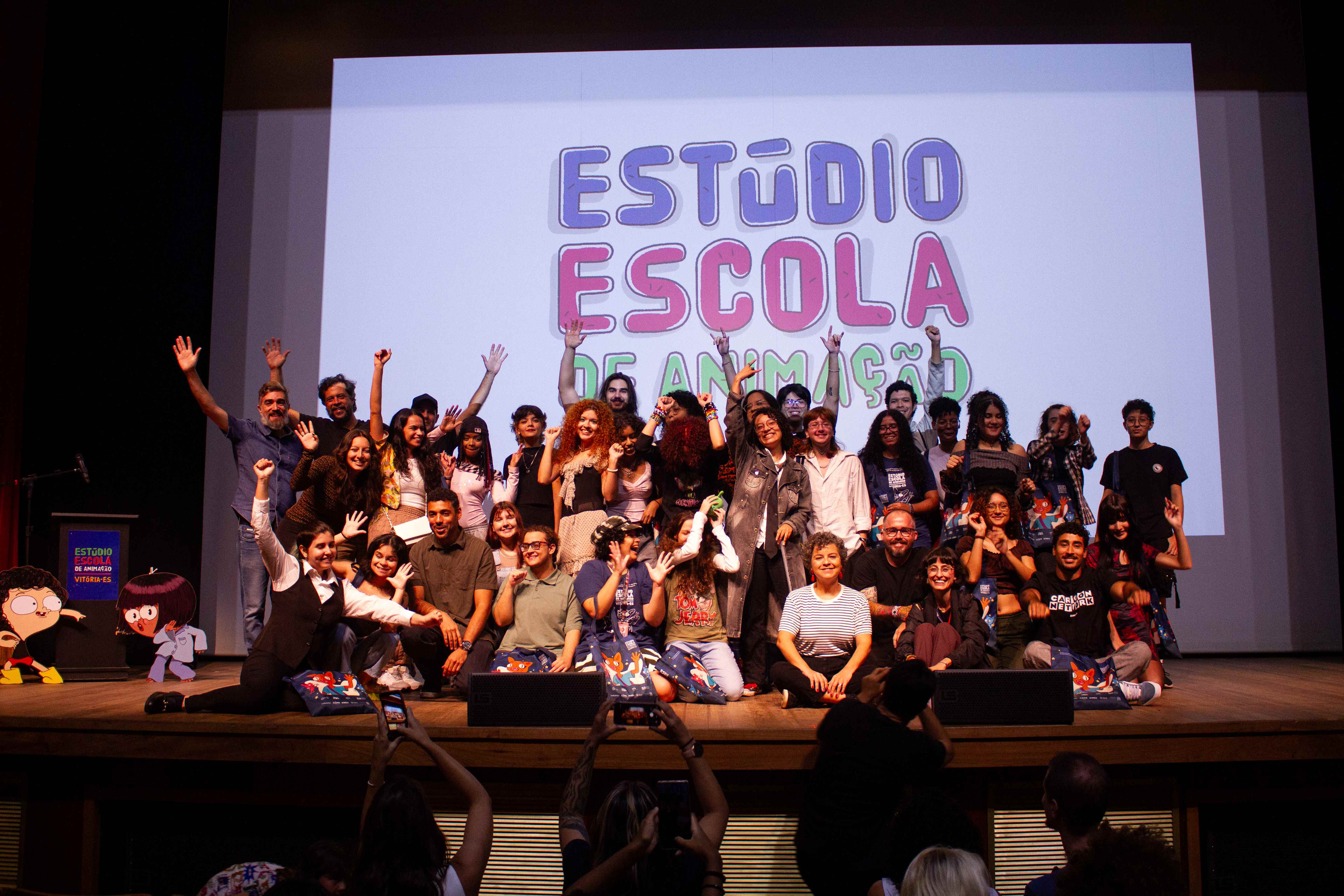 Jovens estudantes fazendo curso de formação gratuita em animação digital no Sesc Glória em Vitória.