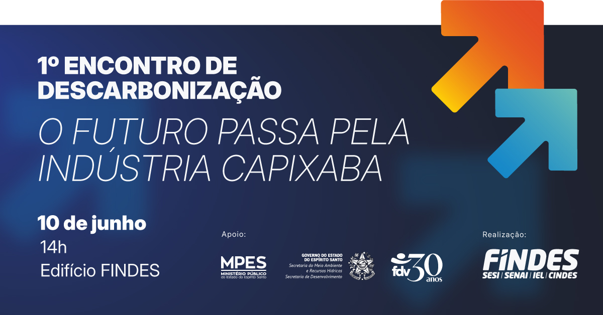 O presidente Paulo Baraona discursa no palco do auditório durante painel sobre descarbonização industrial promovido pela FINDES.