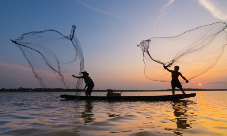 Embarcações tradicionais de pesca ancoradas no litoral do Espírito Santo durante as comemorações do Dia do Pescador.