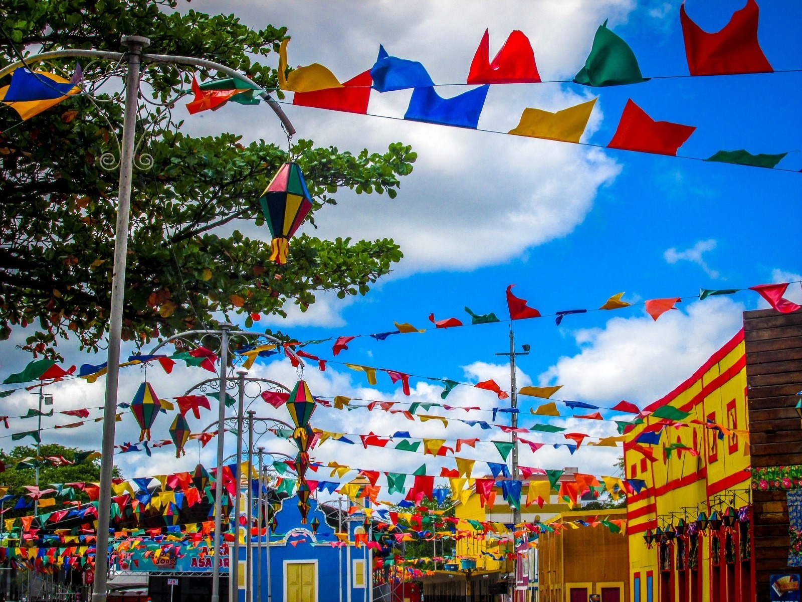Decoração típica de festa junina instalada de forma correta e segura longe dos fios de alta tensão da rede elétrica pública.