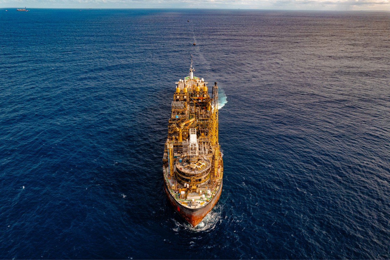 Navio-plataforma FPSO Valente em operação no Campo de Wahoo auxiliando a economia capixaba.