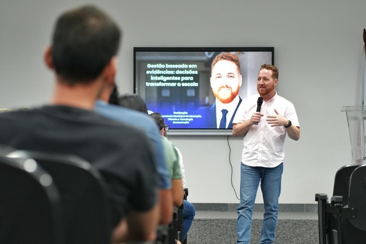 Vitor de Angelo apresentando o planejamento de educação e gestão escolar para os servidores públicos.