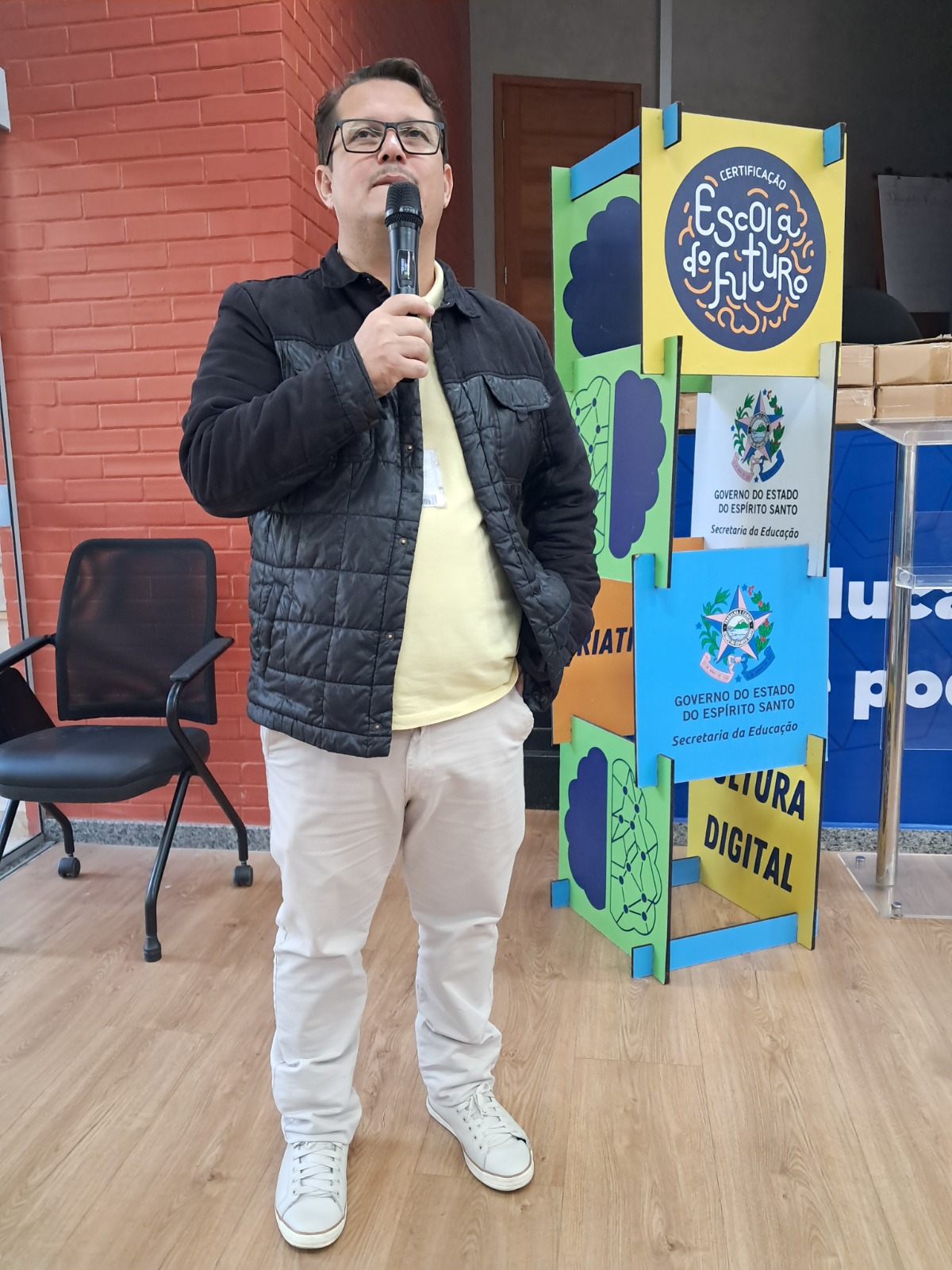 Foto com foco na escola estadual e na apresentação de Márcio Mendes, gerente da unidade de negócios da MGS no Espírito Santo, detalhando o suporte operacional.