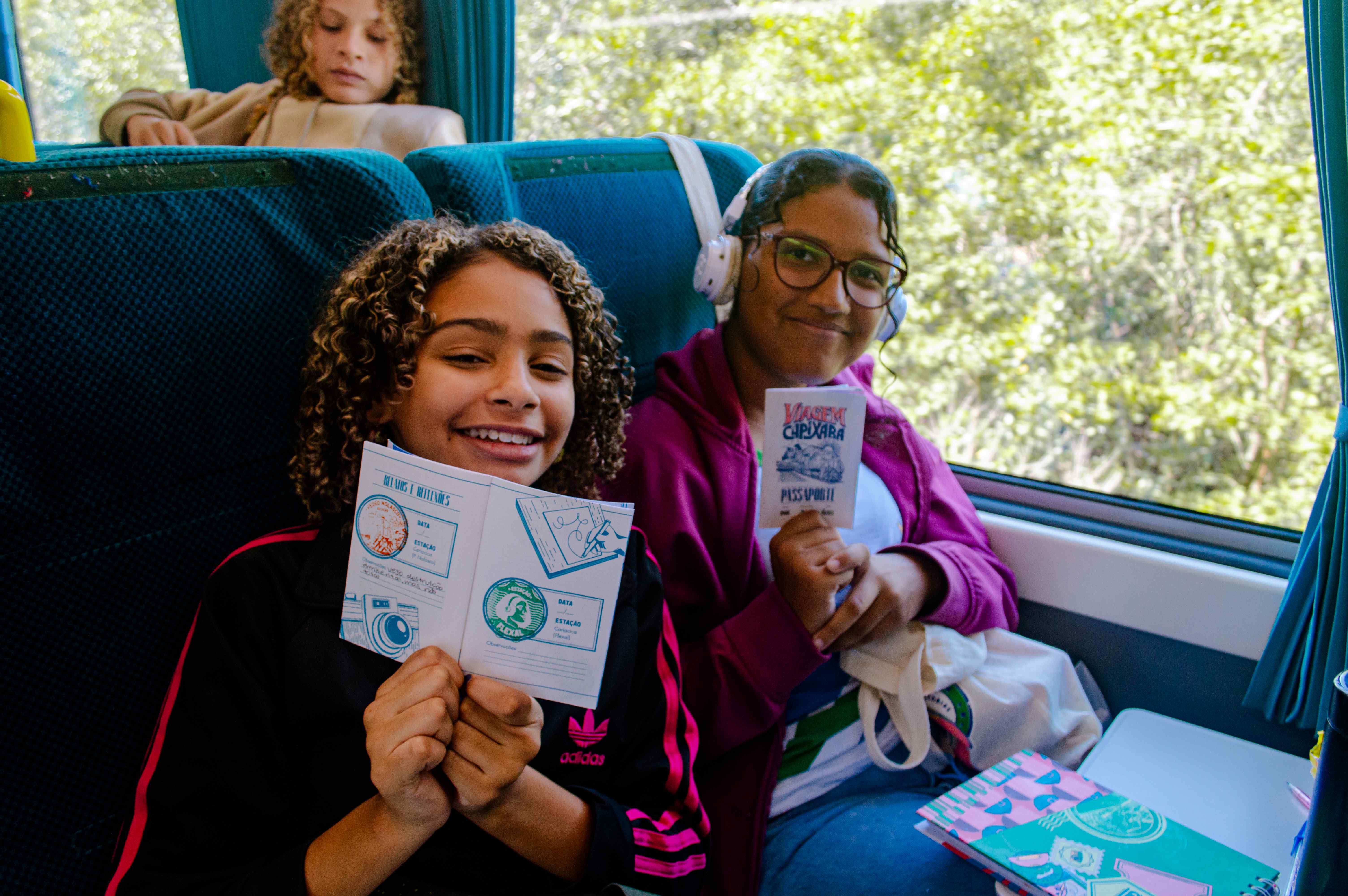 Grupo de estudantes da rede pública embarcando em vagão de passageiros do trem da vale em cariacica durante projeto cultural.