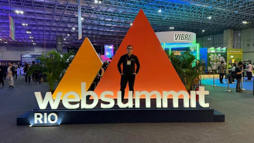 Estande de tecnologia com empreendedores apresentando inovações de suas startups para o mercado nacional.