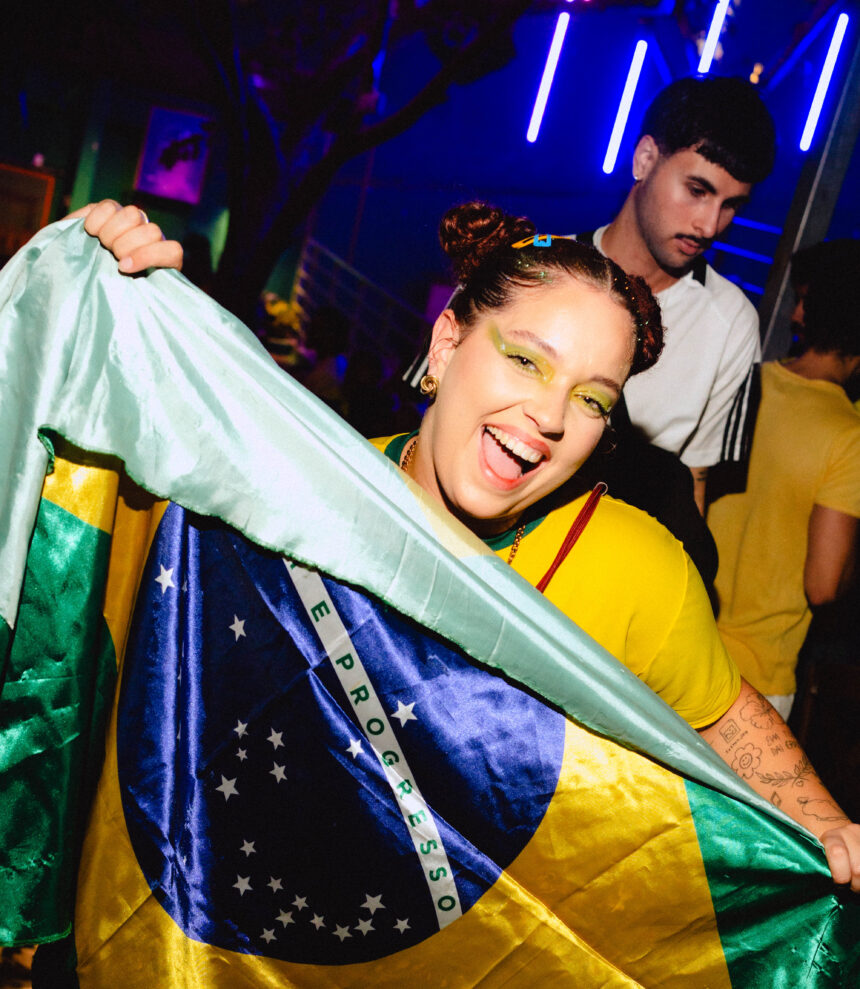 Apresentação musical no espaço criativo A Selva durante evento cultural em Vitória.