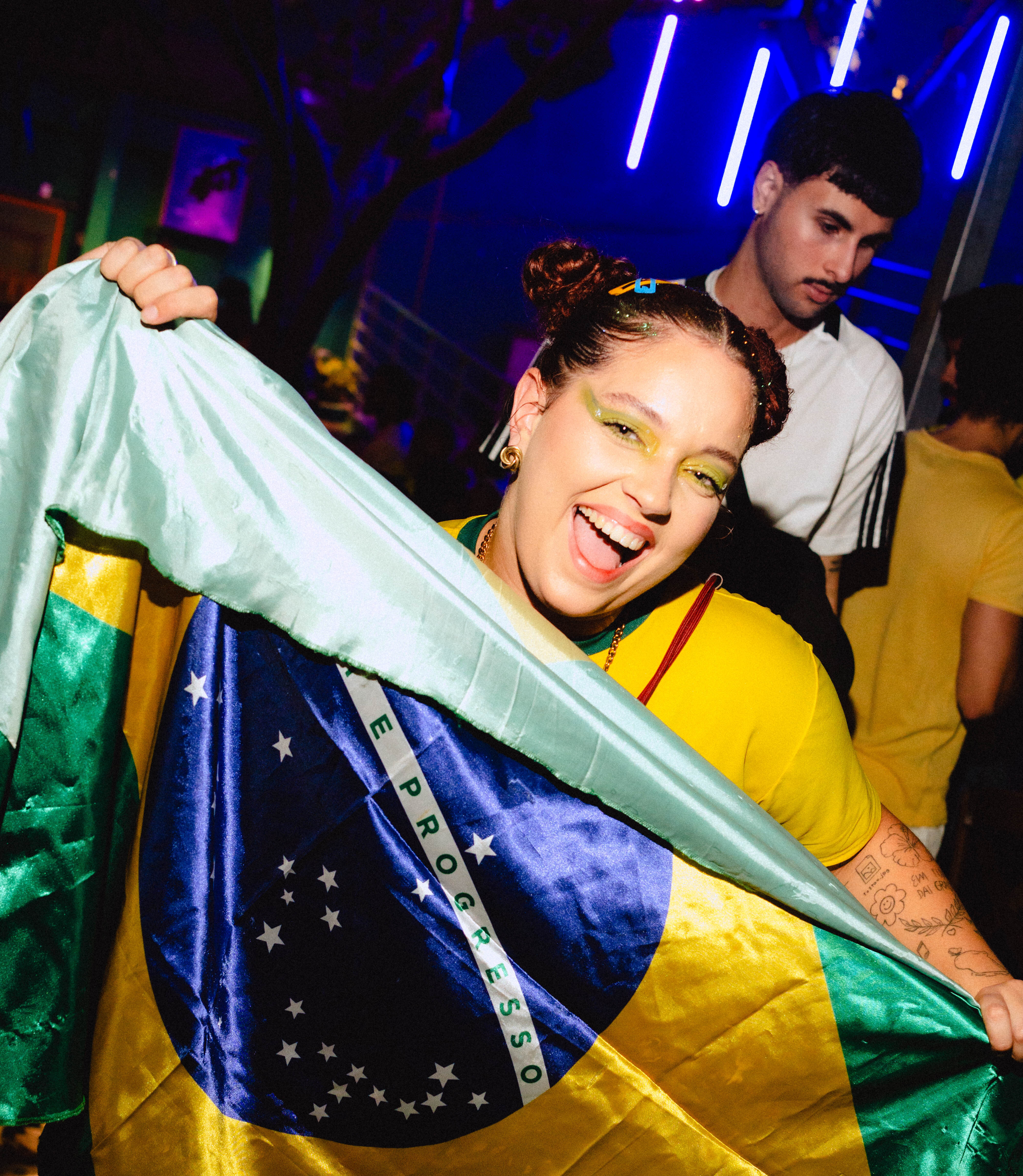 Apresentação musical no espaço criativo A Selva durante evento cultural em Vitória.