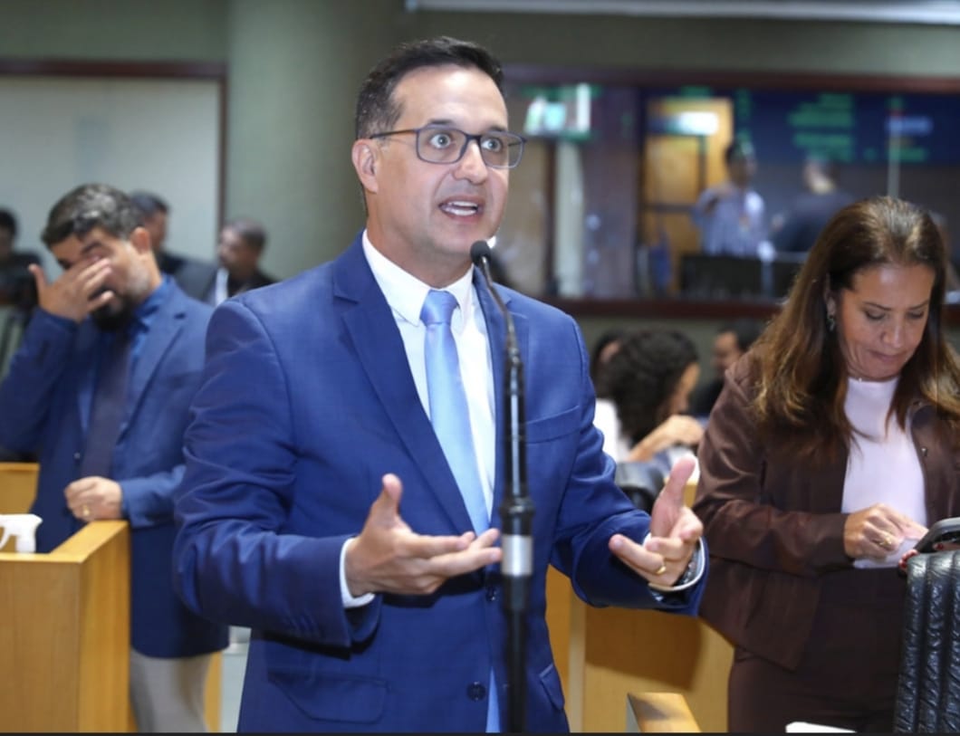 Deputado estadual Fabrício Gandini discursando na tribuna da Assembleia Legislativa do ES sobre a votação da lei de recarga em condomínios.