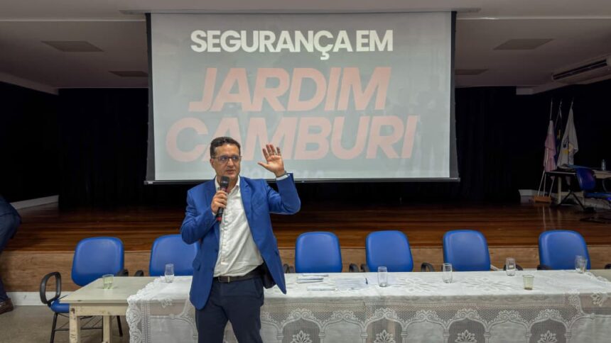 Reunião de segurança pública com a presença de moradores, policiais e deputados em plenário regional.