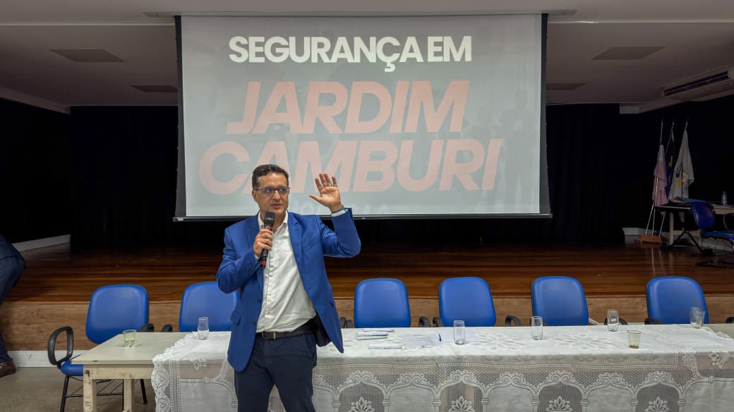Reunião de segurança pública com a presença de moradores, policiais e deputados em plenário regional.
