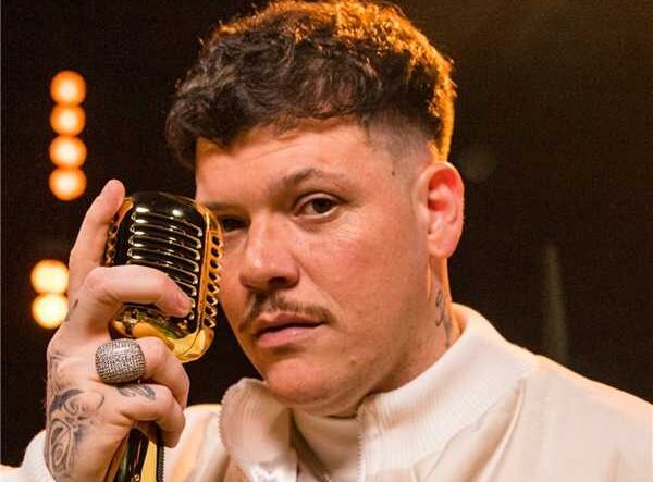 Cantor Ferrugem se apresentando em show nacional que estará na festa de Alfredo Chaves.