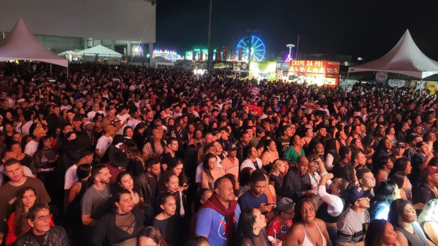 Arena do Parque de Exposições lotada durante a programação da Festa de Cachoeiro 2026 em Itapemirim.