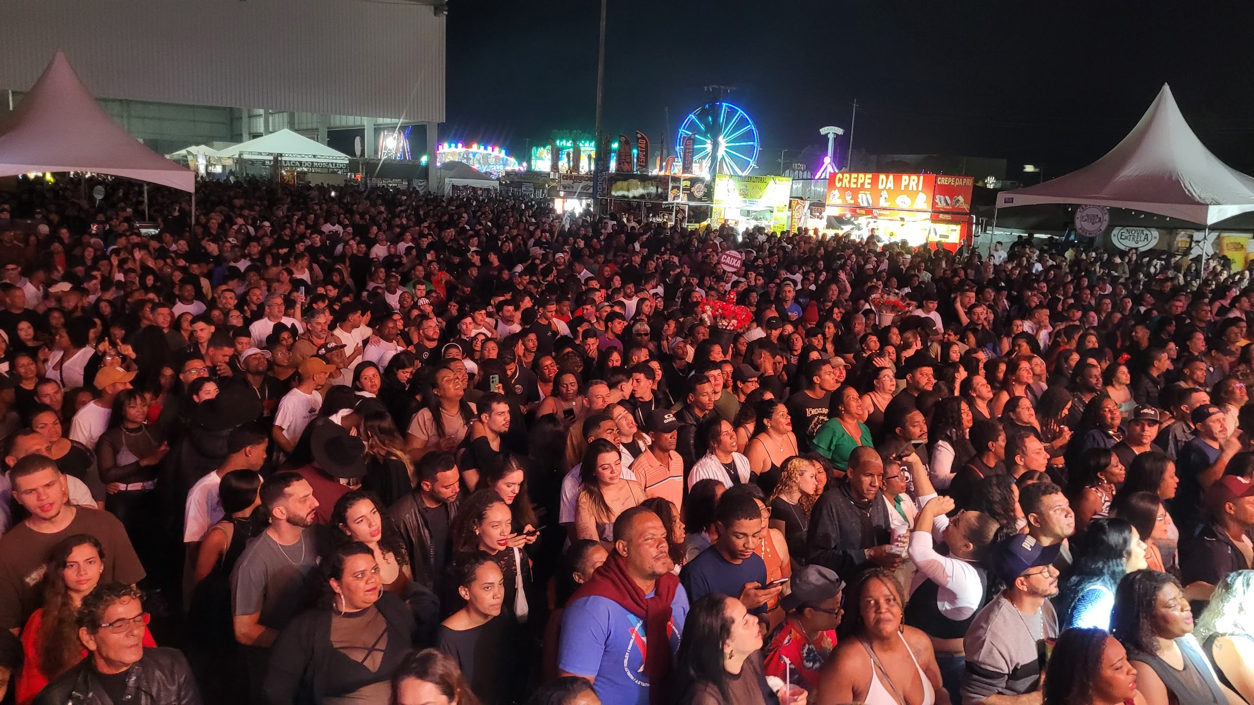 Arena do Parque de Exposições lotada durante a programação da Festa de Cachoeiro 2026 em Itapemirim.