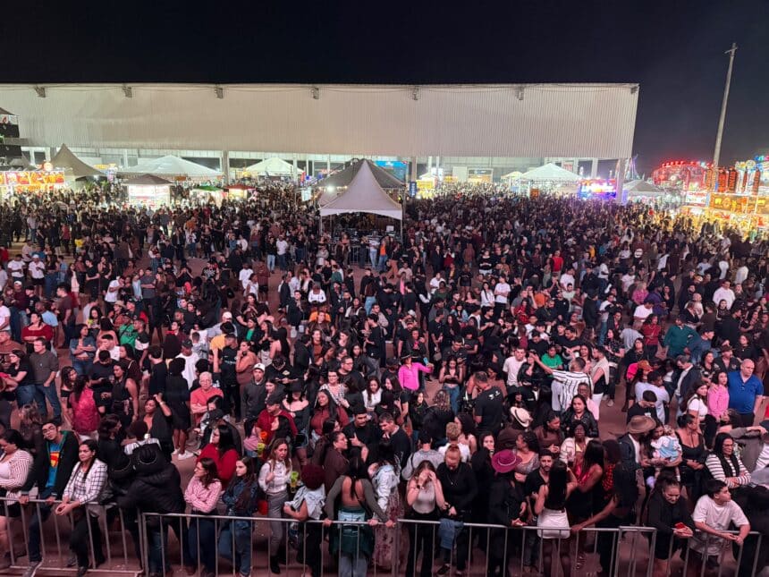 Multidão de 50 mil pessoas assistindo ao show de Michel Teló no Parque de Exposições durante a Festa de Cachoeiro 2026.