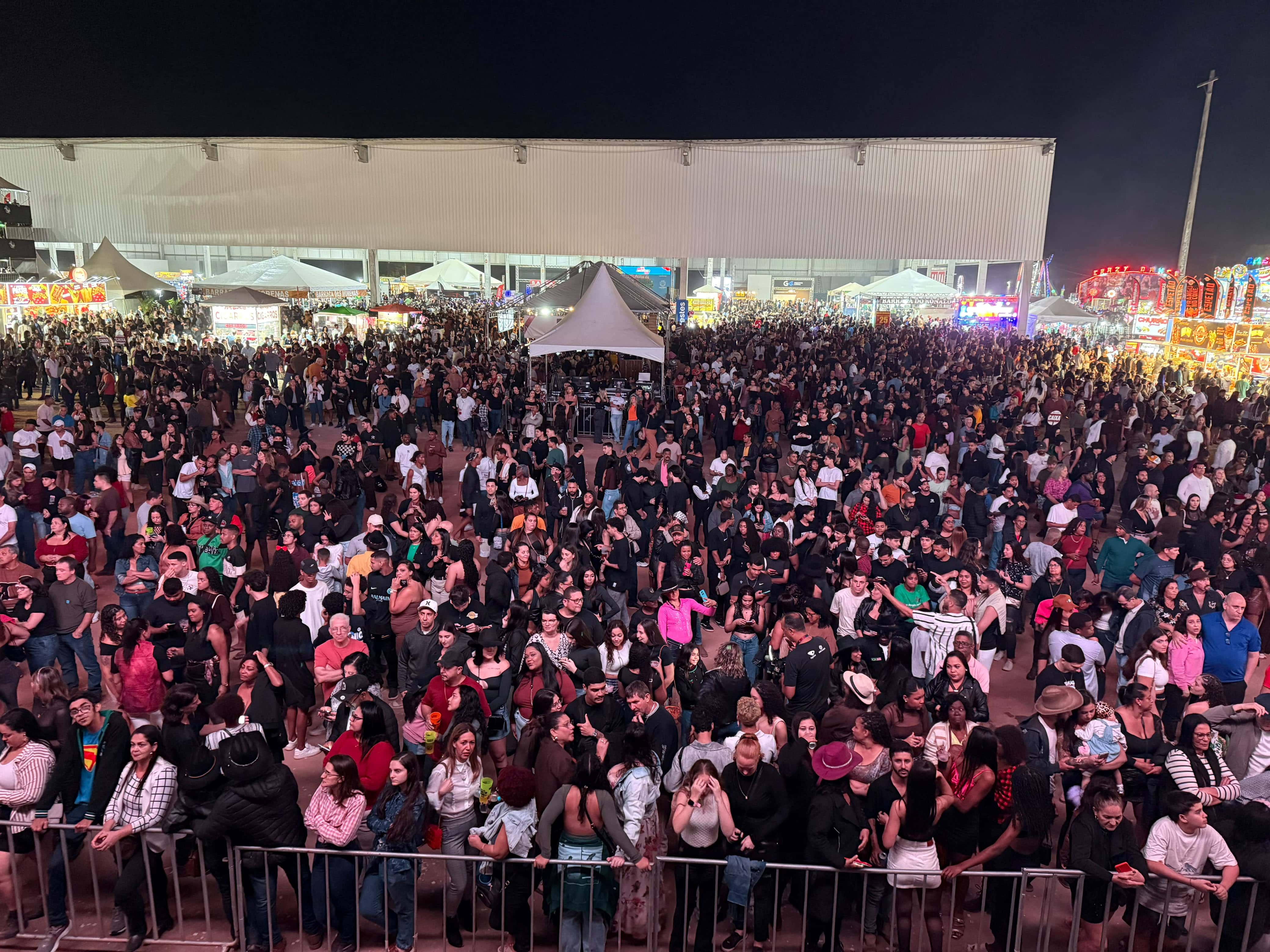 Multidão de 50 mil pessoas assistindo ao show de Michel Teló no Parque de Exposições durante a Festa de Cachoeiro 2026.