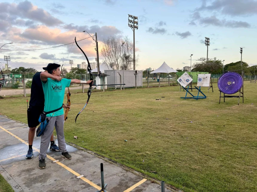 Pessoas praticando atividades físicas e modalidades esportivas no campus da Ufes