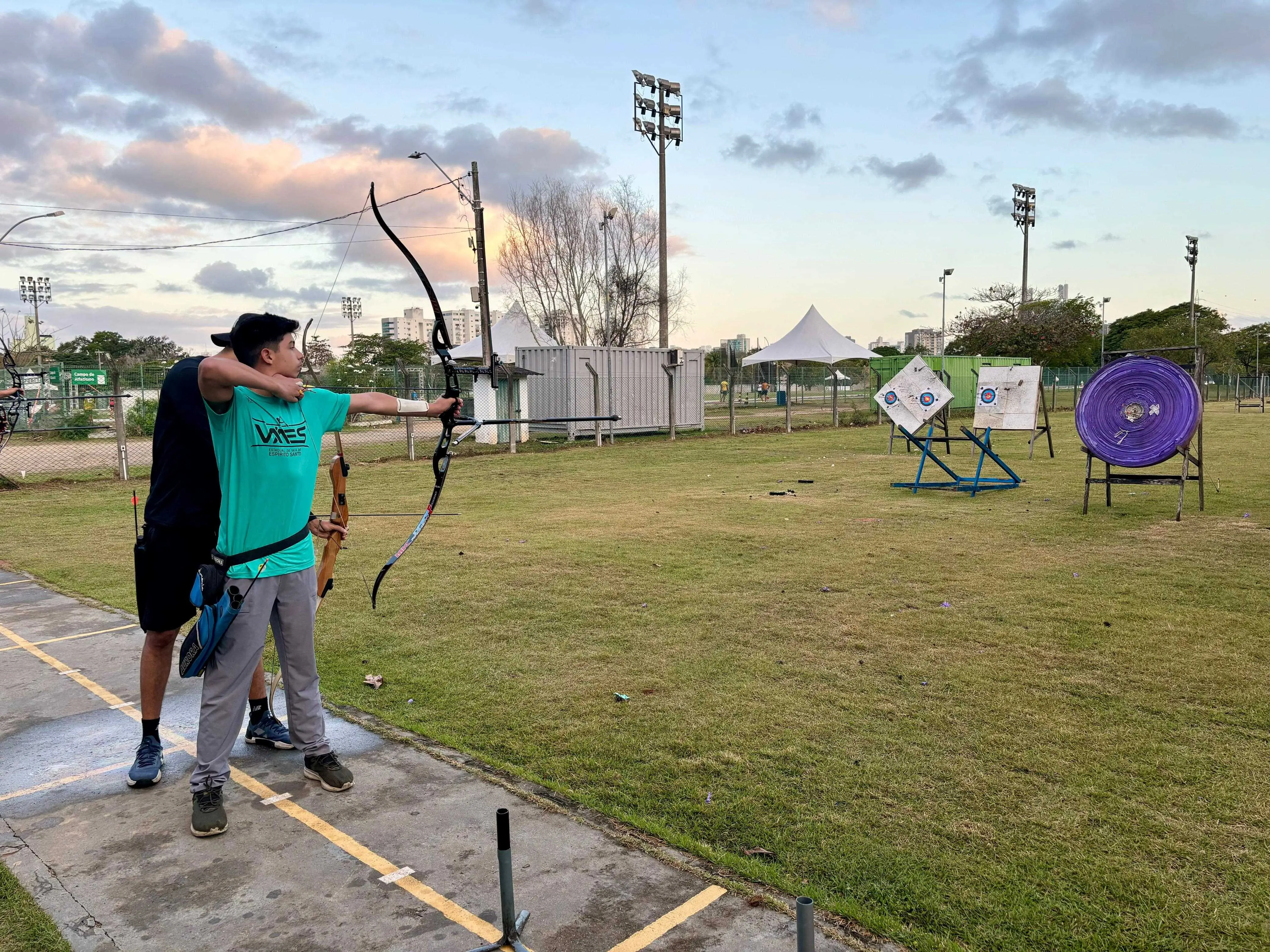 Pessoas praticando atividades físicas e modalidades esportivas no campus da Ufes