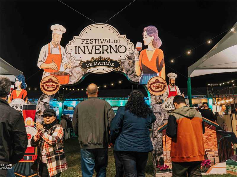 Visitantes aproveitando a culinária serrana na feira gastronômica durante o festival de inverno em Matilde.