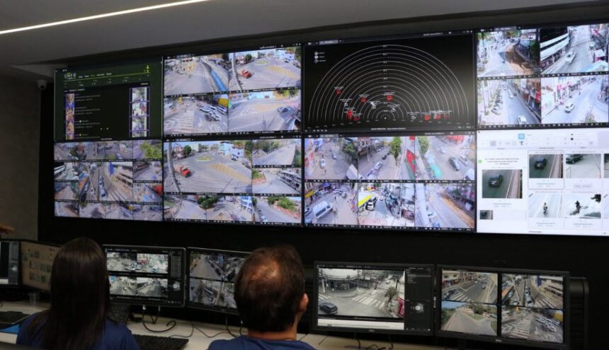 Central de videomonitoramento operando sistemas eletrônicos modernos voltados à segurança pública em eventos de grande porte.