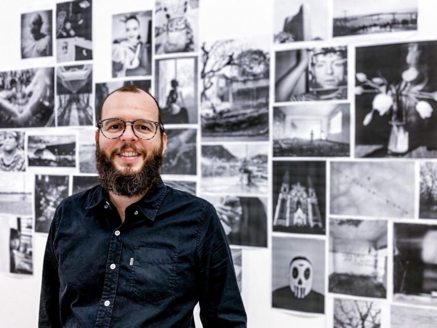 Livraria à beira-mar recebendo o público para conferir a mostra de fotografia contemporânea em Anchieta.