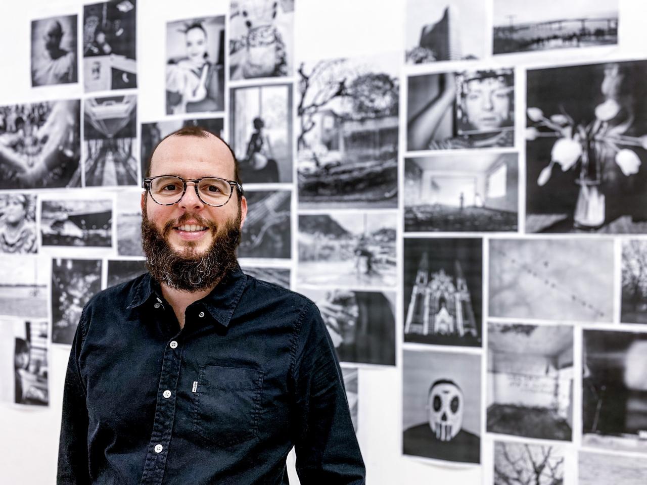 Livraria à beira-mar recebendo o público para conferir a mostra de fotografia contemporânea em Anchieta.
