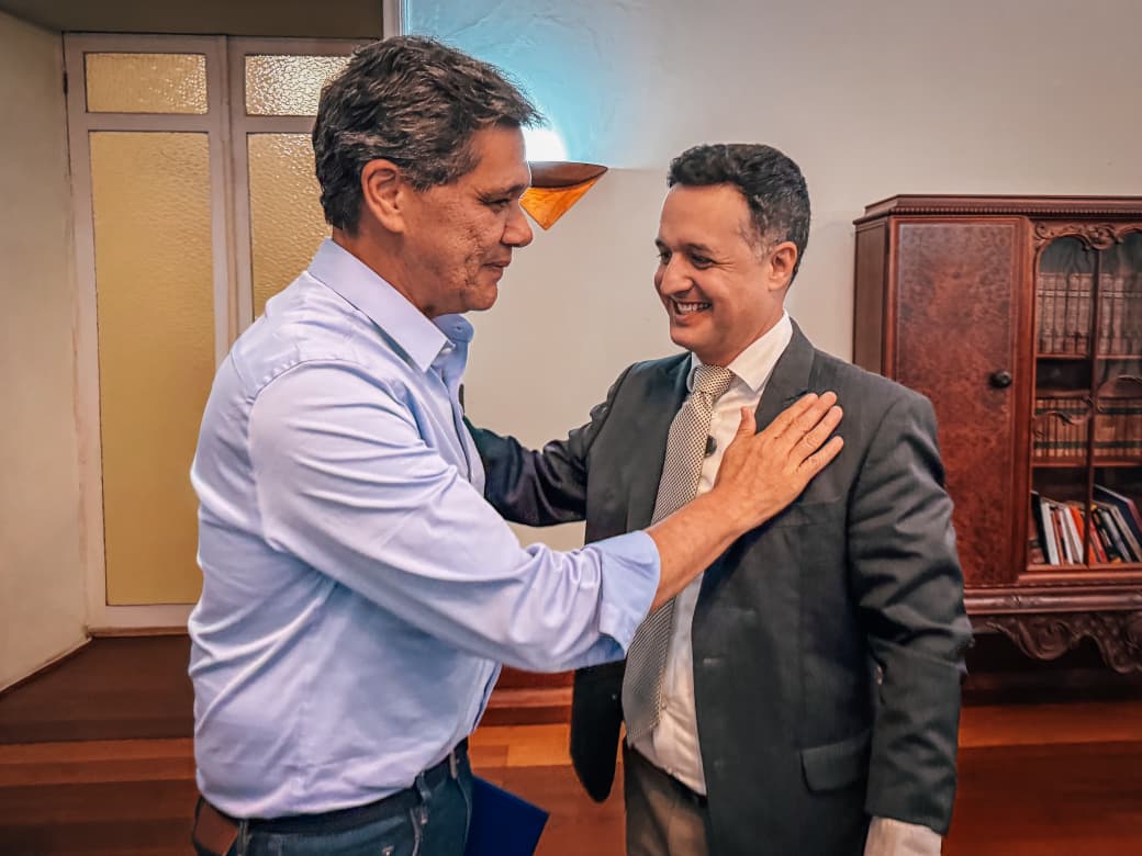 Solenidade de sanção da lei de carregadores em condomínios com o governador e autoridades no Palácio Anchieta.