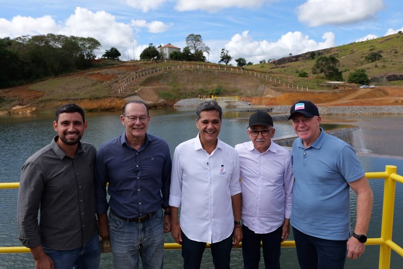 Vista aérea da nova infraestrutura de concreto da Barragem do Rio Piraquê-Açu represando água para abastecimento em Aracruz.