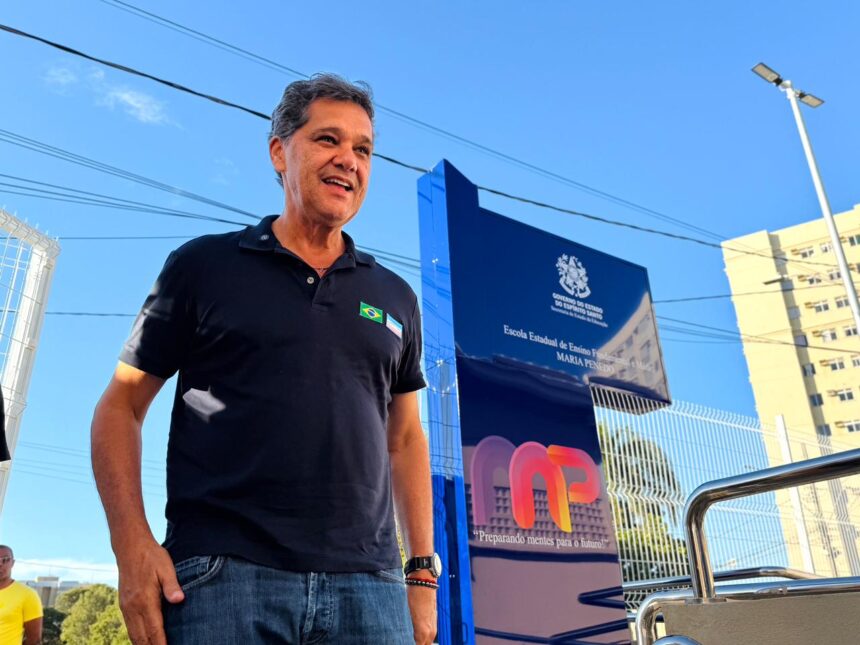 Fachada externa da EEEFM Maria Penedo reformada e modernizada com novas salas de aula no município da Serra.