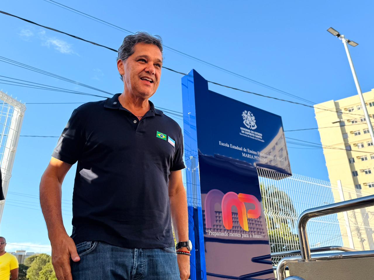 Fachada externa da EEEFM Maria Penedo reformada e modernizada com novas salas de aula no município da Serra.