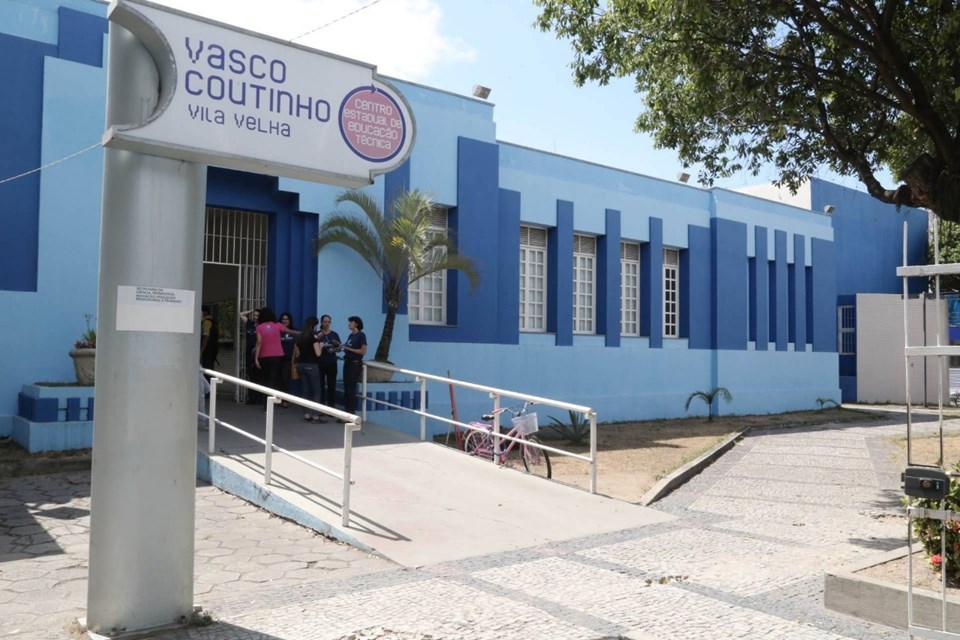 Estudantes capixabas assistindo aula prática em laboratório técnico profissional com foco na palavra Vagas.