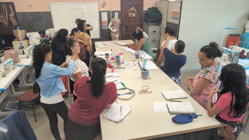 Grupo de alunos participando de oficina educativa sobre reciclagem e preservação durante período de novas inscrições abertas no Espírito Santo.