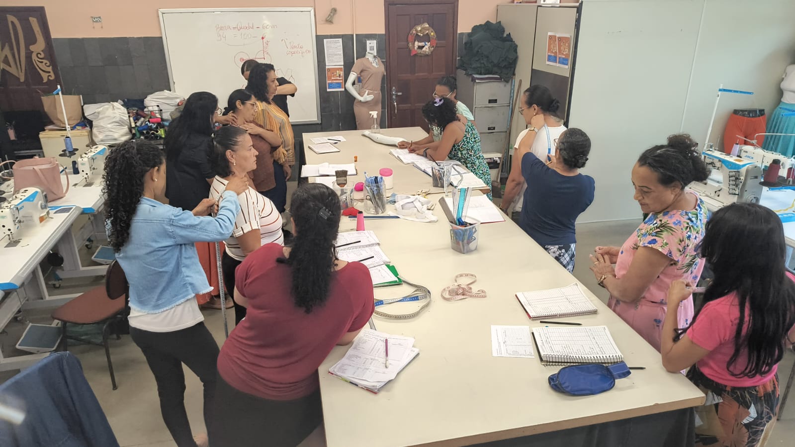 Grupo de alunos participando de oficina educativa sobre reciclagem e preservação durante período de novas inscrições abertas no Espírito Santo.