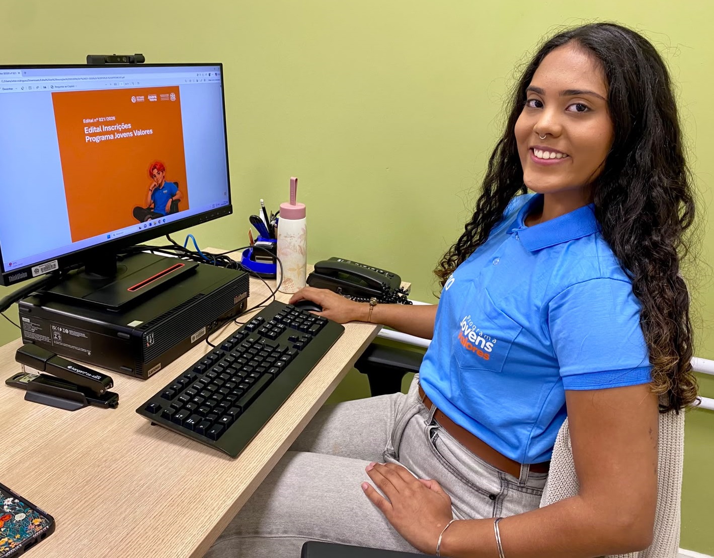 Estudante universitária trabalhando em computador durante rotina profissional focada em oportunidades de estágio em órgãos estaduais.