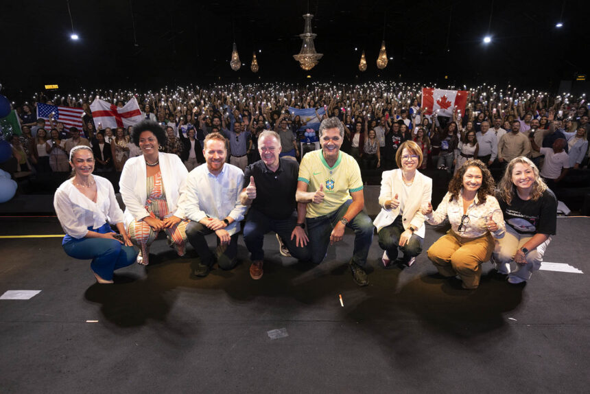 Governador Ricardo Ferraço e estudantes da rede estadual celebrando o anúncio dos destinos do Intercâmbio Sedu.