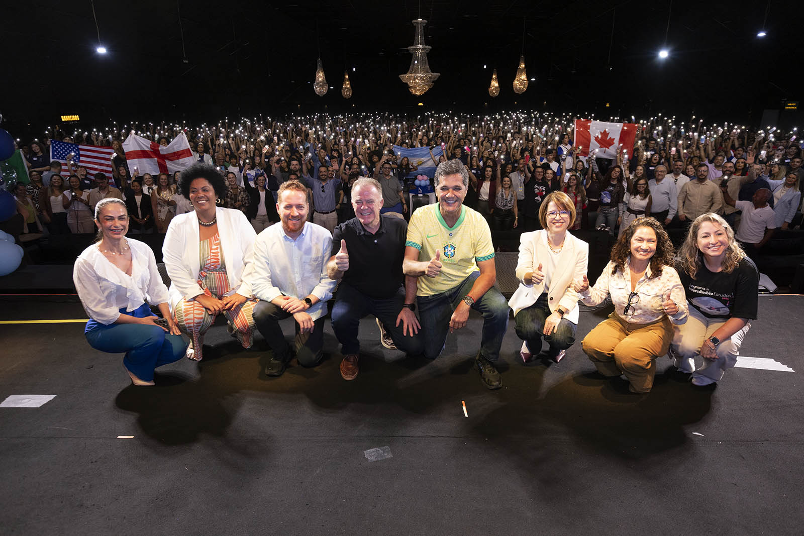 Governador Ricardo Ferraço e estudantes da rede estadual celebrando o anúncio dos destinos do Intercâmbio Sedu.