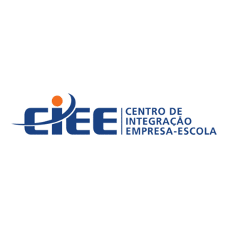 Jovens selecionados para vagas de estágio oferecidas pelo CIEE no Espírito Santo trabalhando em escritório.