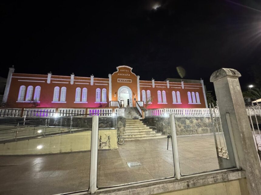 Apresentação musical em praça pública para ilustrar o programa cantos e encantos em Anchieta.