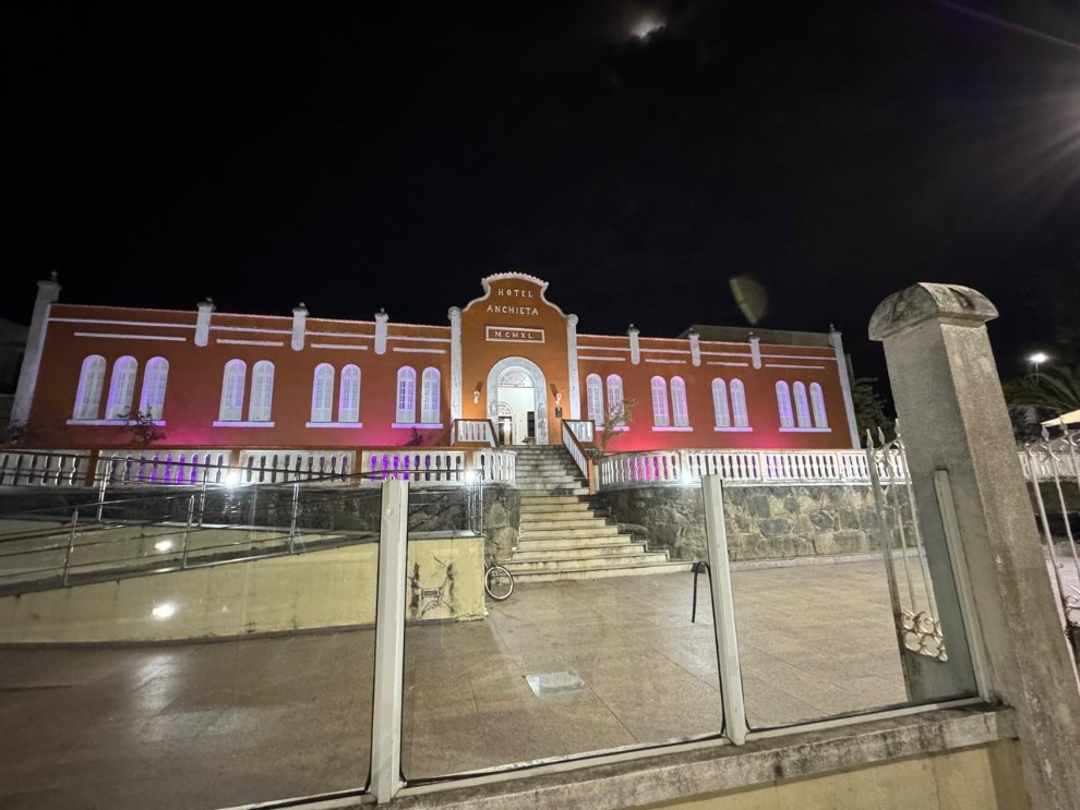 Apresentação musical em praça pública para ilustrar o programa cantos e encantos em Anchieta.