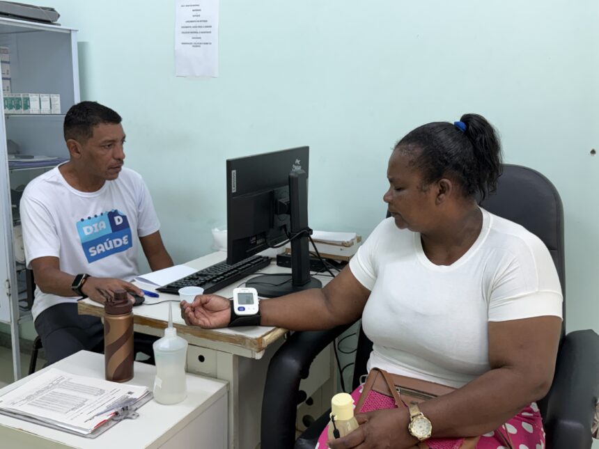 Mão de paciente utilizando aplicativo de celular para agendamento de consulta médica em Cariacica.