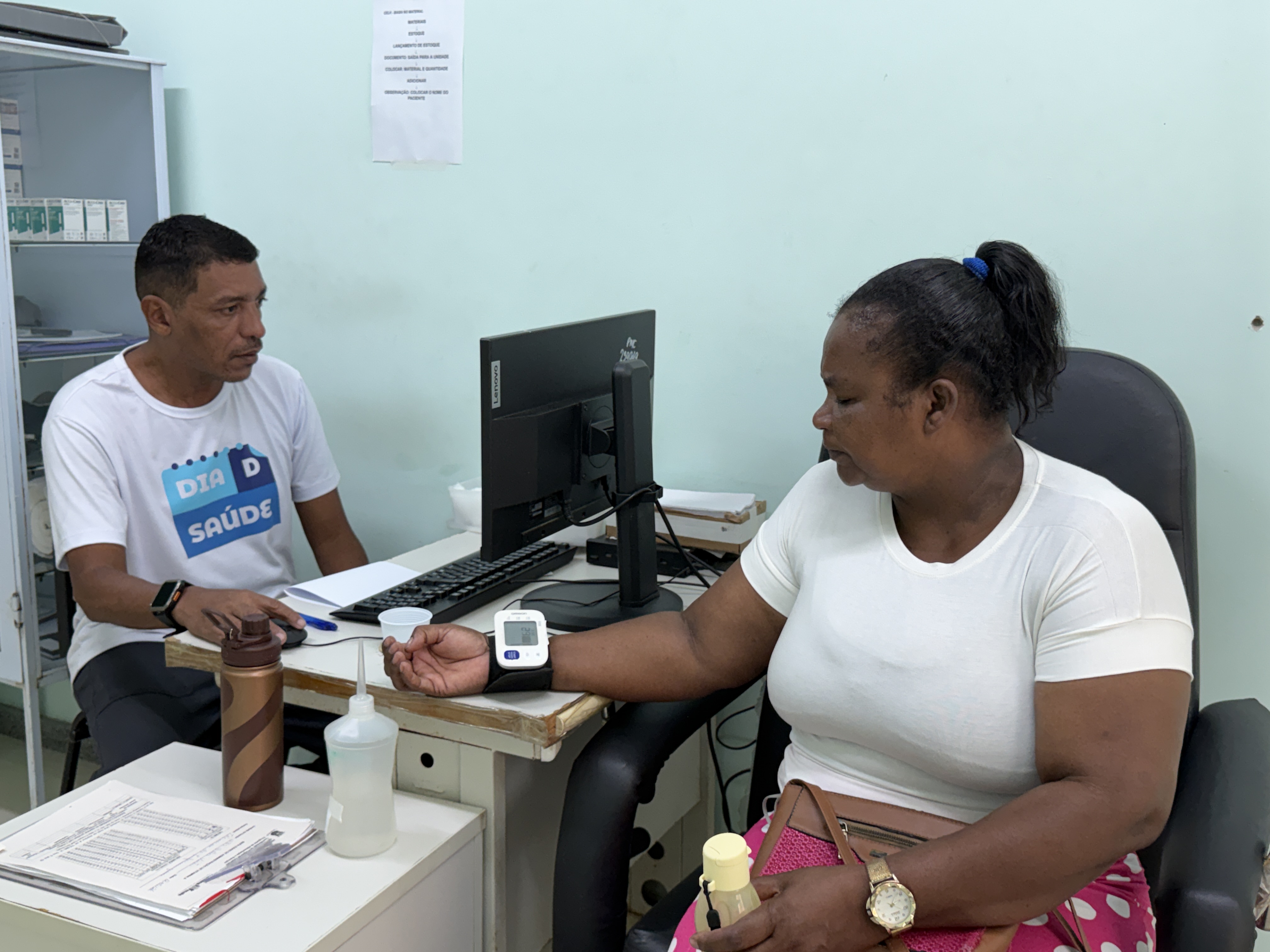 Mão de paciente utilizando aplicativo de celular para agendamento de consulta médica em Cariacica.