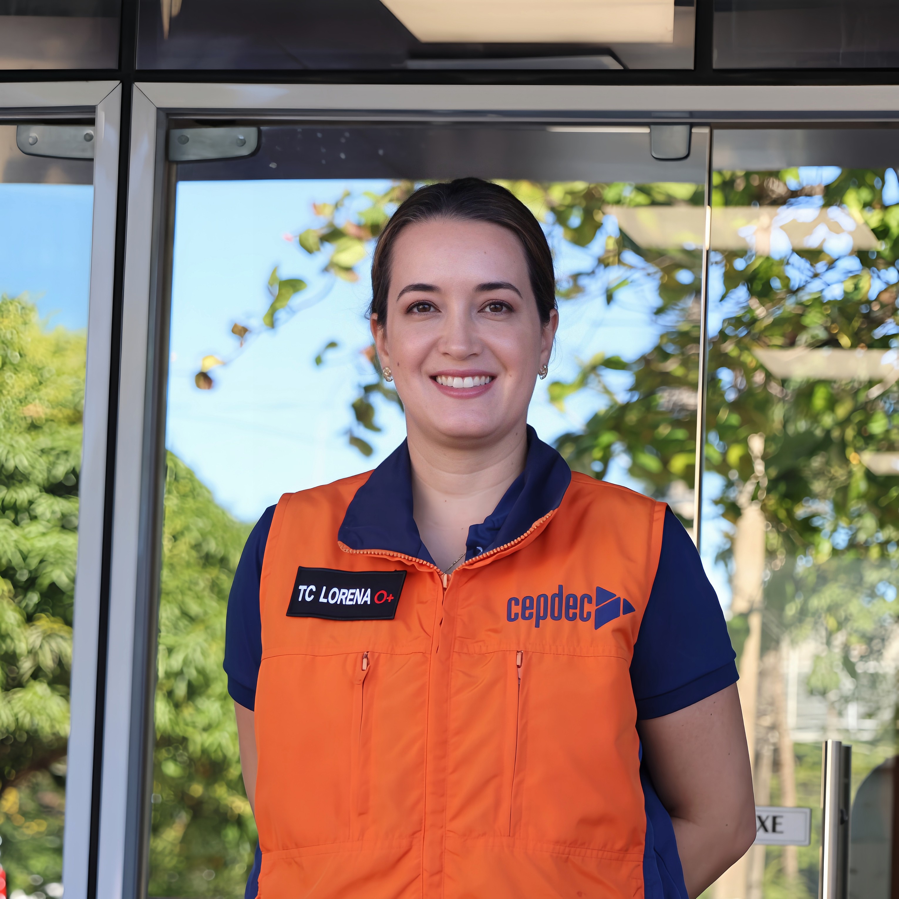 Tenente-coronel Lorena Rezende sorrindo e vestindo a farda oficial do Corpo de Bombeiros do Espírito Santo.
