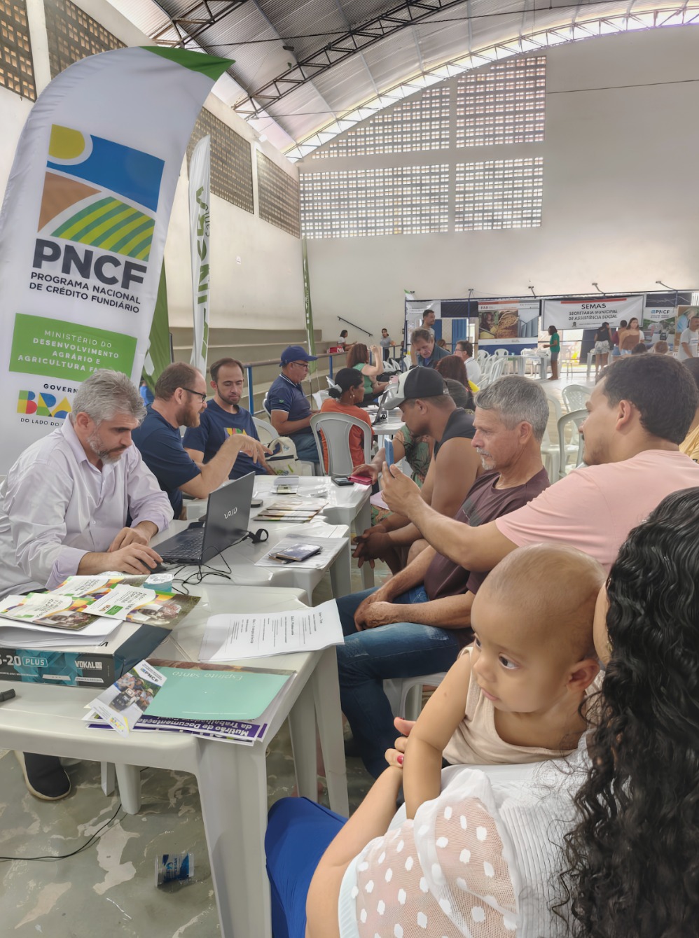 Atendimento de moradoras da agricultura familiar durante mutirão de documentação em Povoação, Linhares.