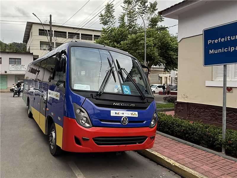 Visão lateral do novo micro-ônibus da saúde com adesivos institucionais em Alfredo Chaves.