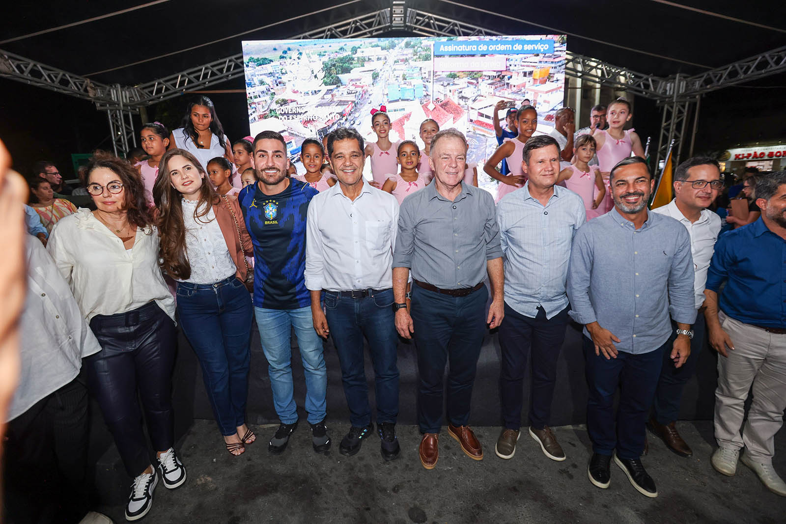 Governador Ricardo Ferraço discursando ao lado do prefeito Geninho Alves durante solenidade de novos investimentos em praça pública na Vila de Itapemirim.
