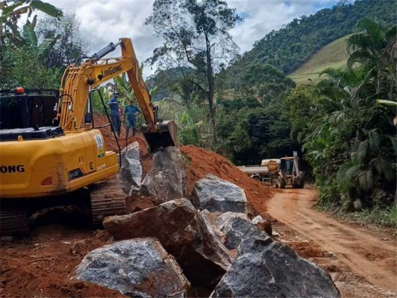 Máquinas pesadas trabalhando nas obras de ampliação de pista e alargamento da estrada do Gavião no interior de Alfredo Chaves.