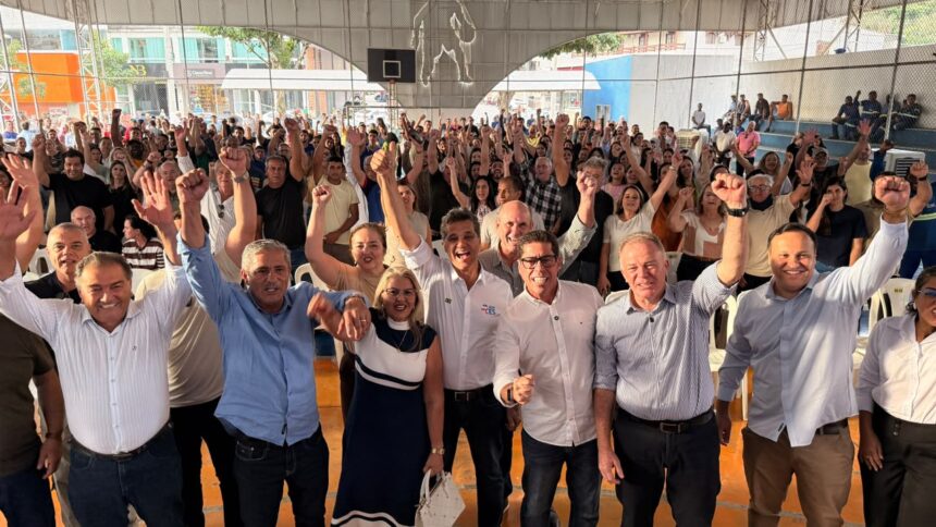 O governador Ricardo Ferraço assina a ordem de serviço para melhorias e novo asfalto na rodovia ES-162 em evento público