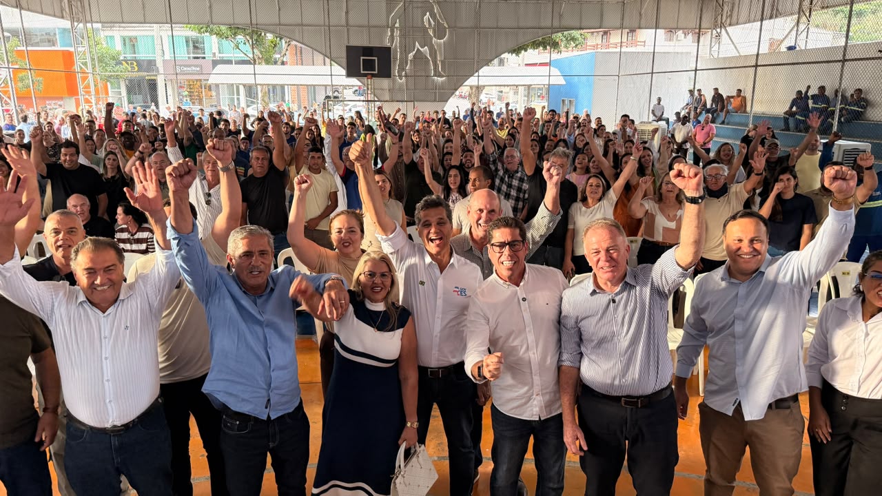 O governador Ricardo Ferraço assina a ordem de serviço para melhorias e novo asfalto na rodovia ES-162 em evento público