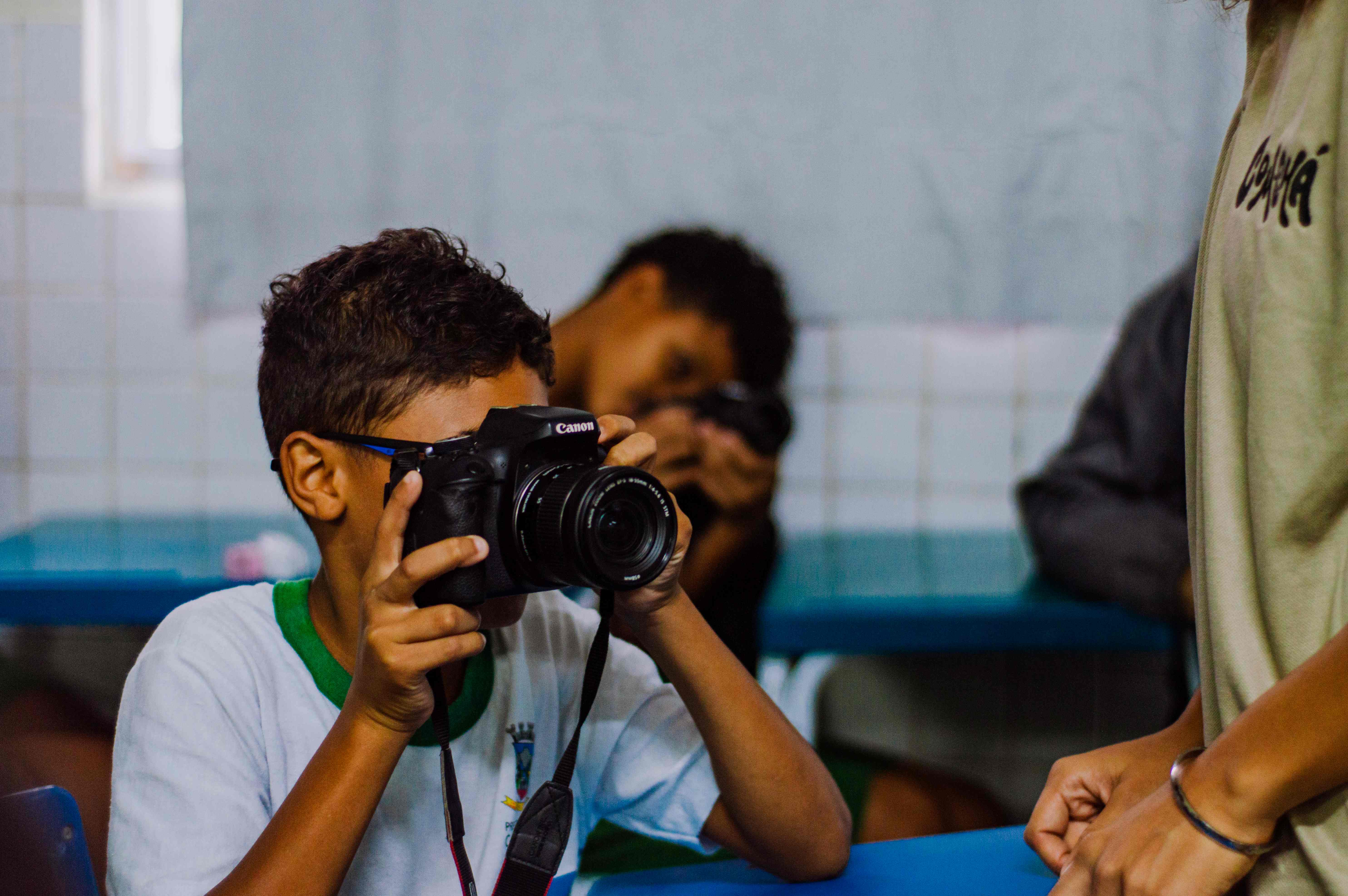 Alunos de escola pública reunidos durante oficina de fotografia do projeto cultural em Cariacica.