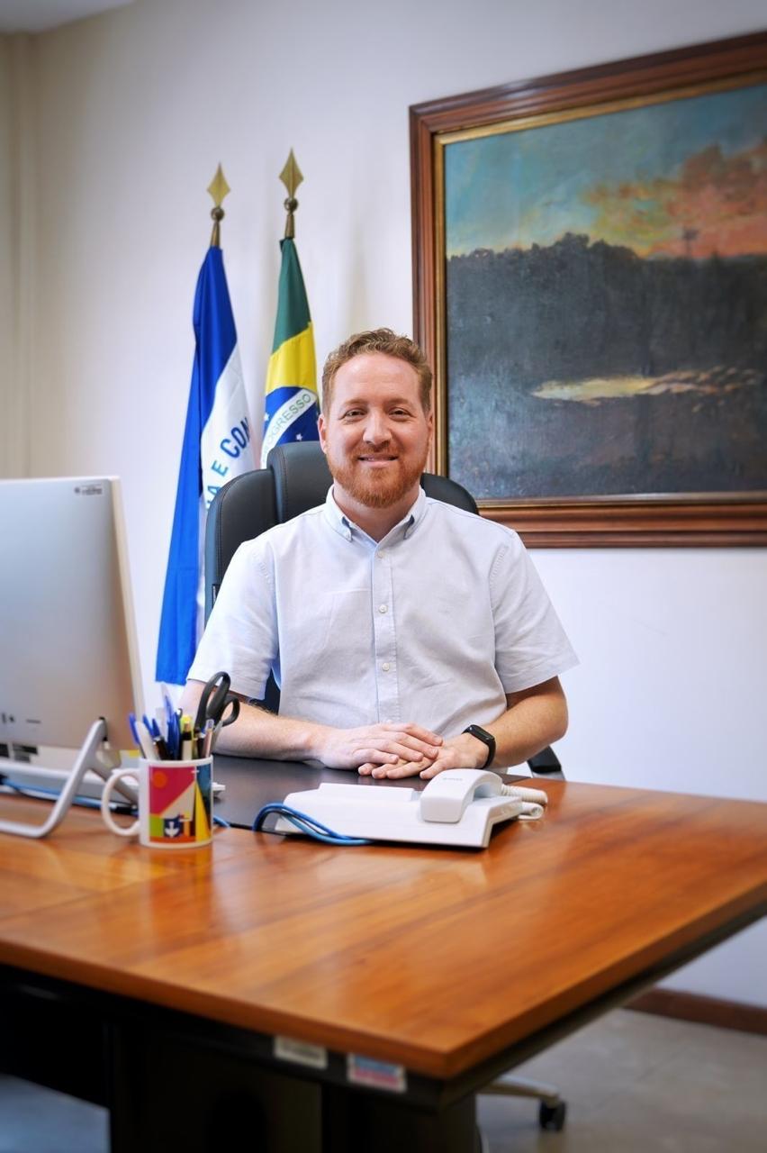 Palestrante debandando sobre planejamento educacional e gestão escolar para servidores públicos e professores capixabas.