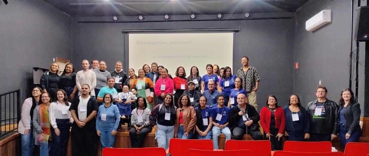 Integrantes de conselhos municipais e cidadãos reunidos em debate de inclusão para o Plano Estadual dos Direitos da Pessoa com Deficiência no ES.
